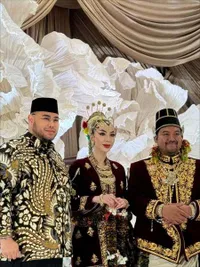 Potret Ivan Gunawan Jadi Saksi di Pernikahan Nadia Purwoko, Tampil Gagah Pakai Kopiah
