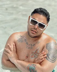 Potret Ivan Gunawan yang Tambah Macho dengan Kumis dan Brewok Makin Tebal, Telanjang Dada Pamer Tato di Badannya dan Netizen Salfok Bulu Tangannya
