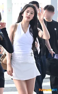 Potret IVE di Bandara Menuju Indonesia, Semua Bening Banget dan Leeseo Lucu Bawa Boneka