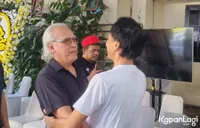 Potret Iwan Fals Datang ke Potlot, Kenang Sosok Bunda Iffet yang Baik Hati