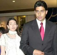 Potret Jadul Kemesraan Abhishek Bachchan & Karisma Kapoor, Unyu!