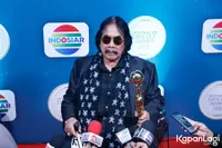 Potret Jaja Miharja Pamer Piala Lifetime Achievement di Indonesian Dangdut Awards 2022, Terharu