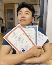 Potret Jang Hansol Pamer Ijazah Saat Sekolah di Malang, Pernah Dapat Rekor MURI - Nilai Matematika Nyaris Sempurna