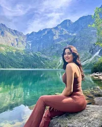 Potret Janhvi Kapoor Anak Sridevi Liburan ke Danau, Kecantikannya Panen Pujian Karena Disebut Mirip Sang Ibunda