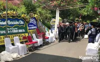 Potret Jenazah Achmad Hermanto Dardak Tiba di Rumah Duka, Emil Dardak Terdepan Usung Keranda