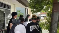 Potret Jenazah Temon Dipindahkan ke Rumah Duka di Gereja
