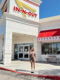 Potret Jennifer Bachdim Cheating Day Makan Burger, Ngaku Dipaksa Anak-Anak