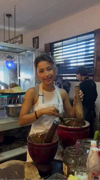 Potret Jennifer Coppen Bantu Masak di Restoran Milik Mertua, Pastikan Menu Tidak Halal Dimasak di Dapur Berbeda