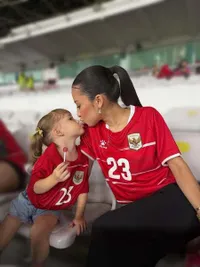 7 Potret Jennifer Coppen dan Kamari Temani Justin Hubner Tanding, Family Goals Banget