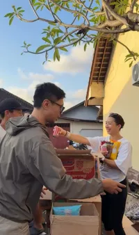 Potret Jennifer dan Irfan Bachdim Bantu Korban Banjir di Bali, Bagikan Bahan Pokok