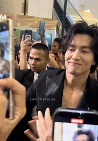 Potret Jerry Yan Hadiri Event Brand Perhiasan Mewah di Thailand, Buktikan Wajah Nyata Awet Muda - Foto Bareng Win Metawin