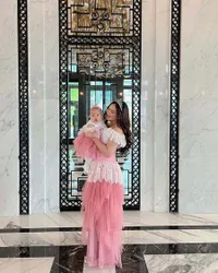 Potret Jessica Mila Bersama Baby Kyarra Kembaran Gaun Cantik, Bagai Ratu dan Little Princess