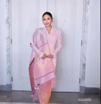Potret Jessica Mila Cantik Banget Berkebaya Pink di Acara Pembabtisan Baby Kyarra, Serasi dengan Suami