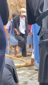 7 Potret Ji Chang Wook saat di Sumba, Jajal Permainan Tradisional dengan Anak-Anak - Main di Pantai Bareng Vanesha Prescilla