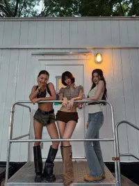 Potret Jihyo TWICE di Balik Panggung Lollapalooza, Pamer Kedekatan dengan Sabrina Carpenter
