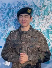 Potret Jinyoung GOT7 Kembali dari Wajib Militer, Disambut Hangat oleh Yugyeom dan BamBam
