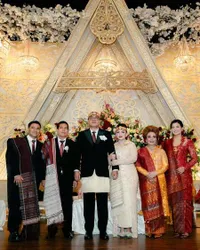 Potret Judika dan Duma Riris Hadiri Pernikahan Saudara, Kental dengan Adat Batak