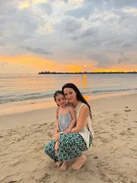 Potret Julie Estelle Bareface Kala Liburan di Lombok, Cantik
