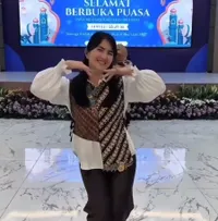 Potret Kadek Devi 'Ratu FTV' Buka Puasa Bareng Anggota Bhayangkari