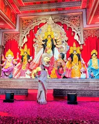 Potret Kajol dan Rani Mukherjee Rayakan Durga Puja Bersama di Kuil, Cantik Pakai Sari