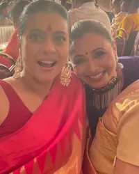 Potret Kajol dan Rani Mukherjee Rayakan Hari Dussehra, Rangkulan Mesra - Netizen: Tina dan Anjali Akur