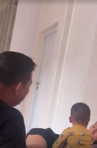 Potret Kamar Tata Janeeta dan Brontoseno yang Sederhana, Wallpaper Terkelupas - Kasur Mepet Tembok