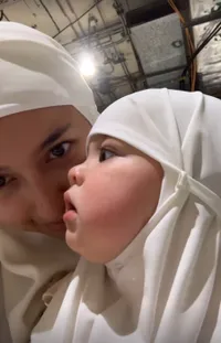 Potret Kamari Ikut Jennifer Coppen Umrah, Pakai Hijab Kecil - Sebut Lihat Papa Dali di Mekkah