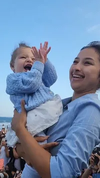 Potret Kamari Kala Larung Abu Papa Dali, Tertawa Nggemesin - Sempat Nangis Digoda Jennifer Coppen