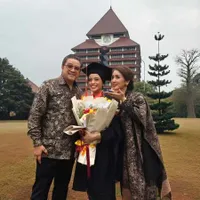 7 Potret Kaneishia Anak Bungsu Dede Yusuf yang Baru Wisuda, Lulus Cumlaude Jurusan HI