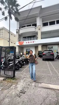 7 Potret Kantor Skincare Jennifer Coppen, Produk Parfum Justin Hubner Jadi Satu