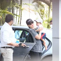 Potret Kareena Kapoor Berangkat Liburan, Taimur dan Jeh Ceria Sapa Paparazzi