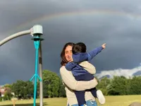 Potret Kareena Kapoor dan Saif Ali Khan Liburan di Inggris, Taimur Ikut Ngerock