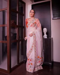 Potret Karisma Kapoor di Pernikahan Ranbir Kapoor dan Alia Bhatt, Anggun Penuh Warna