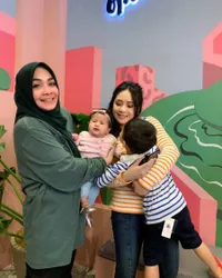 Potret Kasih Sayang Rieta Amalia Pada Rafathar & Ansara
