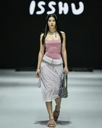 Potret Kayra Anak Mieke Amalia Tampil di Jakarta Fashion Week 2025, Ikuti Jejak Ibu Jadi Model - Cantik Kebangetan