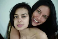 Potret Kebersamaan Sophia Latjuba & Eva Celia, Bak Kakak Adik
