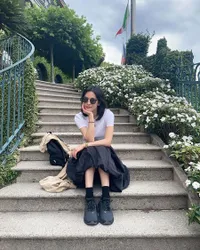 Potret Kecantikan Song Hye Kyo Tak Kalah dengan Pemandangan Italia, Jongkok dan Difoto dari Belakang Aja Tetap Neomu Yeppo 