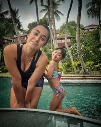 Potret Kedekatan Alexandra Gottardo dan Carleteana Putri Semata Wayang yang Sama-sama Cantik, Selalu Bahagia - Cium dan Peluk Penuh Kasih Sayang