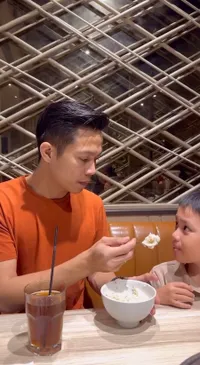 Potret Kedekatan Anak Cowok Artis dengan Ayah Tiri, Sudah Seperti Bestie dan Sefrekuensi