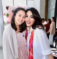 Potret Kedekatan Chelsea Islan dengan Calon Ibu Mertua, Manja Mesra Seperti Sudah Sah Jadi Menantu
