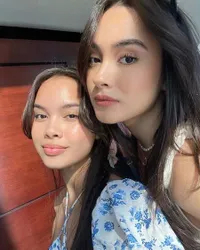 Potret Kedekatan Jade dan Caitlin Halderman, Kakak-Adik Kompak yang Sama-Sama Cantik Tapi Jarang Tersorot