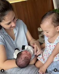 Potret Kedekatan Numa dan Balint, Seperti Kakak Adik Bikin Mona Ratuliu Gemas