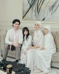 7 Potret Kedekatan Olla Ramlan dengan Anak-Anaknya yang Punya Visual Cakep, Warisi Paras Rupawan Sang Ibu