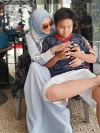 Potret Kedekatan Seleb dengan Anak Angkat Mereka, Bikin Haru - Sayangi Seperti Anak Kandung
