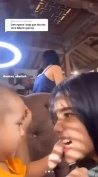 Potret Kedekatan Unik Tante Fuji dan Baby Gala, Cukup Ditiup Langsung Nemplok dan Bobo