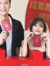 Potret Kedekatan Zhao Lusi yang Setia Dampingi Wei Xiao Urus Pernikahan