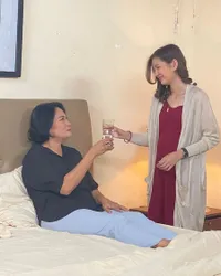 Potret Kedekatan Zoe Jackson dan Dian Nitami di Lokasi Syuting 'BUKU HARIAN SEORANG ISTRI', Bak Menantu dengan Mertua Idaman