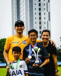 Potret Kehangatan Keluarga Anggota The Prediksi - Bapak-Bapak Genk Motor Namun Sayang Keluarga
