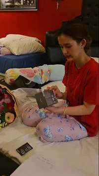 Potret Kejutan Ulang Tahun Sarah Menzel dari Tunangan dan Keluarga, Ditatap Azriel Hermansyah Penuh Cinta