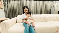 Potret Kellen Perdana Gendong Baby Ameena Anak Atta dan Aurel, Bikin Krisdayanti Tegang
